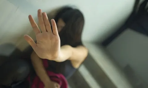 Cô gái trẻ bị 3 nam thanh niên thay nhau xâm hại sau cuộc nhậu, bạn trai phát hiện muộn màng không kịp giải cứu