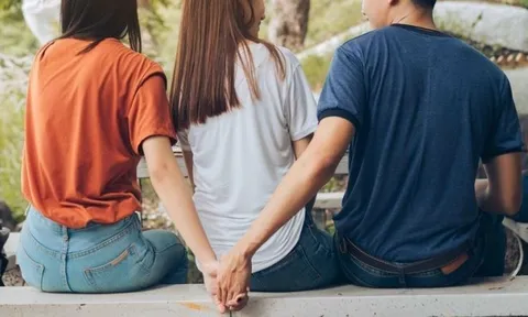 Về sớm, bắt gặp bạn thân trong phòng chồng, vợ tái mặt nghe được câu chuyện bí mật của cả 2