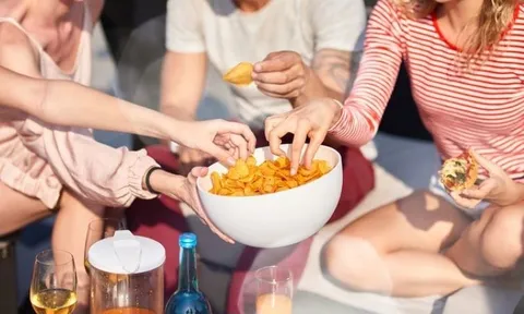 Cảnh báo: 3 món ăn vặt cực phổ biến, giới trẻ thích mê chẳng khác thuốc độc âm thầm phá hủy sức khỏe, hãy tránh ngay