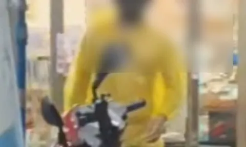 Khách hàng khỏa thân mặc áo mưa đi mua đồ, bình thản nhìn vào camera: Lời khai gây chấn động cõi mạng