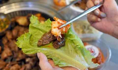 Rùng mình gắp giun ngoe nguẩy dài 20cm trong bụng bệnh nhân: Cảnh báo món ăn yêu thích nhiều người Việt thường dùng