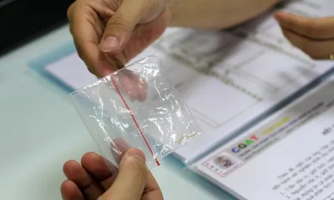 Nghe hàng xóm buột miệng 1 câu, bà nội lặng lẽ đem cháu đi xét nghiệm ADN – Kết quả khiến cả nhà sững sờ