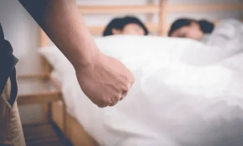 Chồng đi công tác về bất chợt, vợ và nhân tình cuống cuồng trốn ngoài ban công trong tình trạng khỏa thân: Cái kết sững sờ