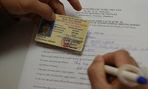 Từ nay đến 31/12: Người đi xe máy phải đổi bằng lái xe, dùng mẫu cũ bị phạt đến 6 triệu đồng phải không?