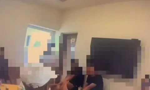 Bắt tại trận 5 nam 8 nữ mở tiệc thác loạn trong nhà nghỉ trong tình trạng đáng lên án