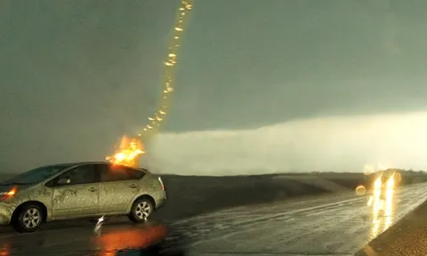 Clip: Hãi hùng cảnh ô tô bị 4 tia sét đánh trúng trong 1 giây