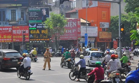 Từ nay: Lỡ cho xe đi qua vạch khi đèn tín hiệu chuyển màu vàng, nếu đi tiếp sẽ bị phạt đến 6 triệu đồng phải không?