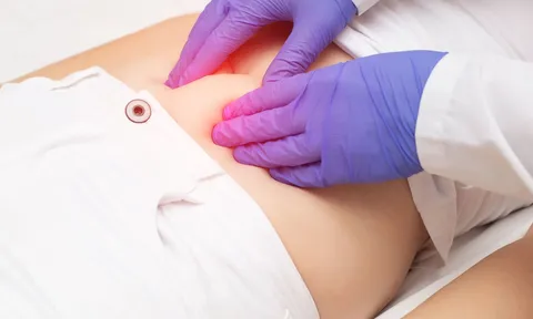 Bác sĩ khám tim bằng tay lợi dụng đụng chạm vòng 1 bệnh nhân, vẫn ung dung hành nghề khiến người dân phẫn nộ
