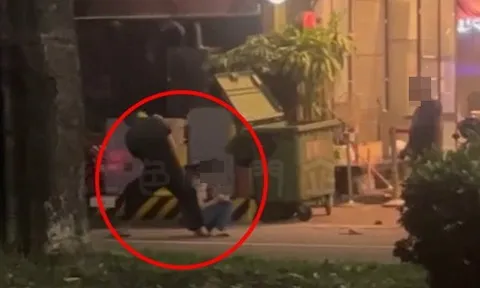 Clip: Vừa mới yêu, thanh niên 27 tuổi 'thượng cẳng tay hạ cẳng chân' với bạn gái 23 tuổi giữa phố, túm tóc kéo lê trên đường