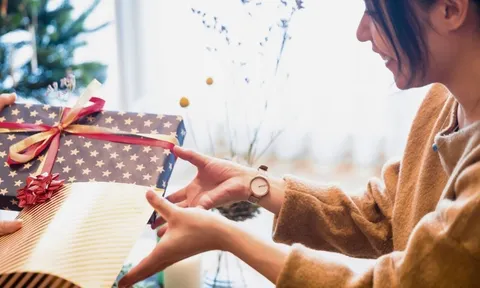 Anh rể bất ngờ tặng quà sinh nhật, mở ra tôi bàng hoàng suýt ngã chỉ muốn bỏ chạy ngay lập tức trong ánh mắt ngỡ ngàng của cả nhà