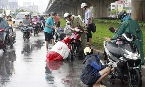 Từ nay: Dừng xe mặc áo mưa giữa đường có thể bị phạt tới 5 triệu đồng, trường hợp nào sẽ bị phạt nặng?