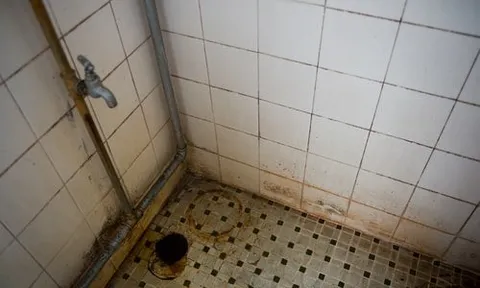Phát hiện người đàn ông tử vong bí ẩn trong nhà vệ sinh nữ: Một chi tiết khiến dư luận xôn xao