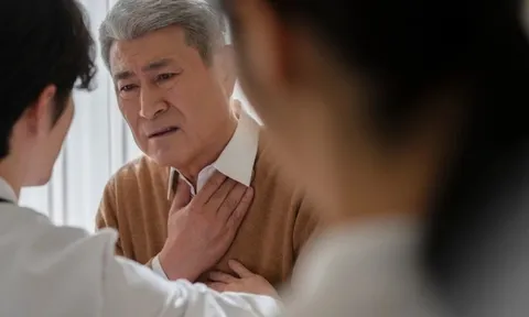 Cứ thuê giúp việc chăm bố chồng là họ vội vã xin nghỉ, tôi lén theo dõi sững sờ phát hiện sự thật mà không dám nói cho chồng