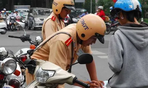 Từ nay: Vợ chứng có chứng minh đi xe của chồng vẫn bị phạt nặng nếu không mang theo thứ này, hết sức lưu ý