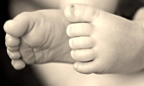 Thi thể bé trai bị giữ trong nhà riêng, cạnh đó còn có một bé khác: Mẹ tận mắt chứng kiến gào khóc tuyệt vọng