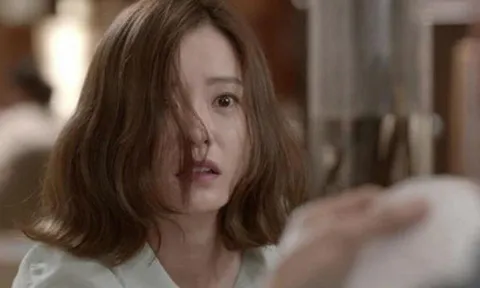 Đi làm về sớm thấy vợ quần áo xộc xệch, mặt tái mét, tôi vén rèm cửa sổ ra ban công thì rùng mình trước sự thật