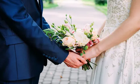 Mẹ đơn thân nuôi 5 con, 63 tuổi kết hôn trai trẻ 26 tuổi gây bão mạng: Nhan sắc bất ngờ