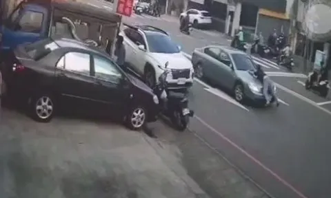 20 phút kịch tính hơn phim: Mẹ bị lừa 400 triệu đồng, con gái đu bám nắp capo truy đuổi kẻ lừa đảo
