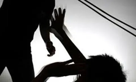 Vợ đăng clip vui vẻ đi sinh nhật trên Facebook, chồng nổi cơn ghen ra tay đoạt mạng vợ giữa phố