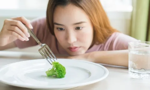 Ăn xong mà có 3 biểu hiện này, coi chừng sức khỏe đang cầu cứu, chớ chủ quan hãy đi khám ngay