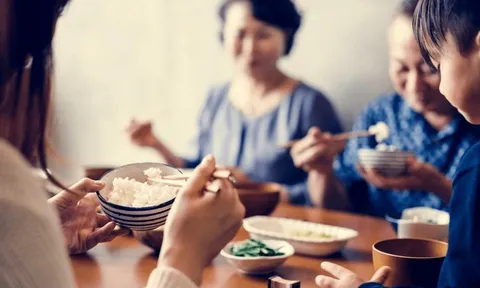 Mẹ chồng luôn chê con dâu nấu ăn dở, đến khi con trai thú nhận là người nấu, thái độ bà khiến tôi hiểu ra tất cả