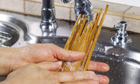 Thói quen rửa đũa hàng ngày cứ ngỡ sạch mà hóa ra ăn cả ổ vi khuẩn, độc tính gấp 68 lần thạch tín