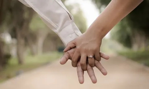 Kết hôn 10 năm rồi mới phát hiện điều chồng âm thầm làm cả chục năm ở bên ngoài, tôi không thể tin vào mắt mình