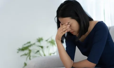 Ngày nào chồng đứng ngoài ban công lén nhìn người đàn bà gợi cảm tòa đối diện, sự thật khiến tôi nghẹn đắng không nói nên lời