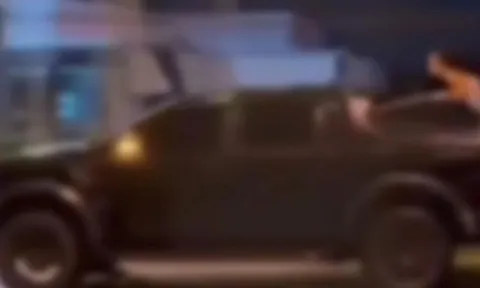 Phẫn nộ: Cặp đôi thản nhiên 'mây mưa' trên xe bán tải chạy giữa phố khiến người đi đường đỏ mặt