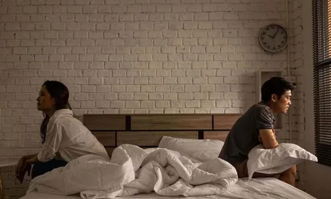 Chồng thẳng thừng từ chối cho anh vợ vay tiền, tôi giận bỏ về mẹ đẻ, 1 tuần sau trở lại chết lặng trước cảnh tượng trên giường