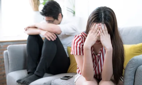 Đi làm về sớm thấy chồng vội mặc áo, tôi sững người trước cảnh tượng trên giường, mẹ chồng lao vào khóc lóc làm loạn cả nhà