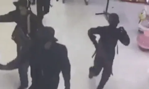 Clip: 10 tên cướp bịt mặt nổ súng cướp tiệm vàng, giật nguyên tấm vàng rồi đặt bom bẫy trước khi tẩu thoát