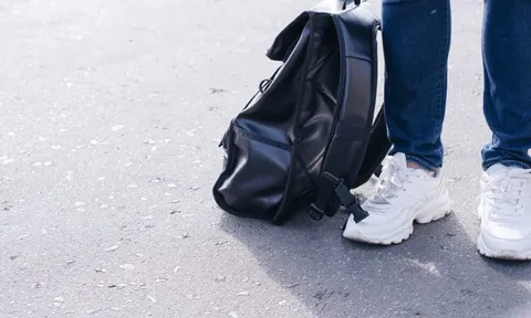 Cậu bé bị bố mẹ bỏ rơi giữa đường cao tốc cùng chiếc vali chứa đầy tiền, phát hiện thêm 1 thứ bên trong khiến nhiều người rùng mình