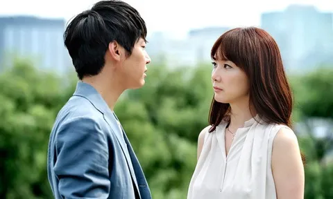 5 năm ly hôn, tình cờ gặp vợ cũ đi cùng một đứa bé, nhìn cảnh ấy tôi bủn rủn trào nước mắt: Thái độ của cô khiến tôi giật mình