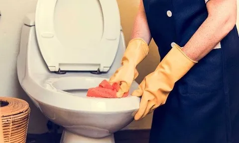 15 thứ tuyệt đối không nên xả xuống bồn cầu: Tưởng vô hại nhưng hậu quả khôn lường, số 1 rất nhiều người mắc phải sai lầm