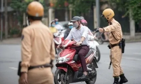 Xe máy dừng đèn đỏ đúng hiệu lệnh vẫn có thể bị xử phạt tới 6 triệu đồng nếu vi phạm lỗi rất nhiều người chủ quan mắc phải