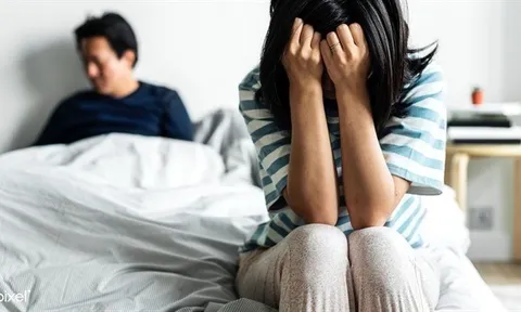 Đi công tác dài ngày lén lắp camera theo dõi chồng, nửa đêm mở ra xem, tôi bàng hoàng phát hiện bí mật trong phòng ngủ