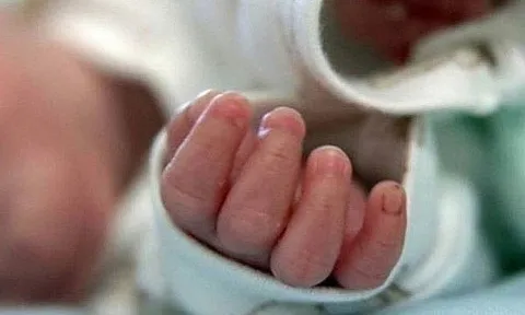Bé trai 4 tháng tuổi chỉ nặng 3,7kg, bị cha ruột đánh gãy xương, bỏng khắp người gây phẫn nộ