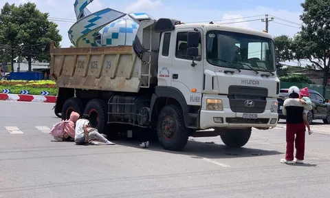 Nhói lòng cảnh thanh niên gục khóc tại hiện trường cô gái tử vong dưới bánh xe tải