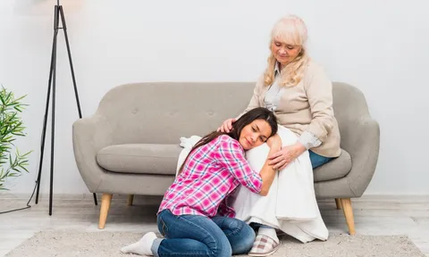 Nhận tiền trông cháu, mẹ chồng "ăn đủ" thái độ hỗn hào của con dâu, 6 năm sau thì chỉ biết trào nước mắt