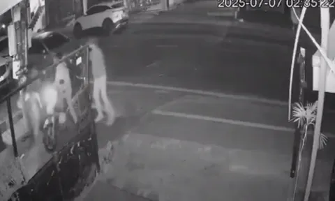 Người phụ nữ lớn tuổi bị nhóm thanh niên hành hung giữa đường: Tiết lộ sốc từ camera