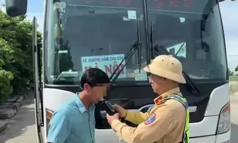 Đang bị tước bằng vẫn lái xe khách, tráo người trình diện cảnh sát nhằm "thoát tội" thì dính lỗi nồng độ cồn