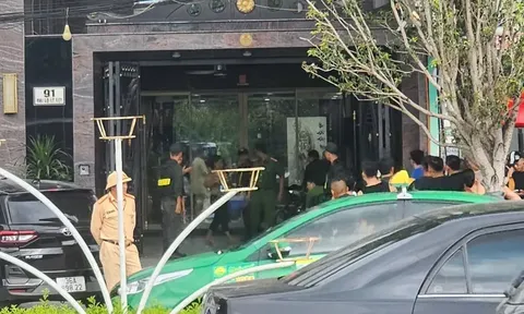 Clip: Nhiều cảnh sát có mặt tại nhà trùm giang hồ Mạnh "gỗ" ở Thanh Hóa để thực hiện nhiệm vụ
