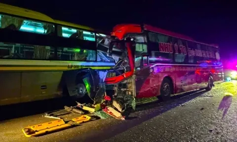 Ba người tử vong sau cú "hôn đuôi" định mệnh của xe khách giường nằm: Thấy hình ảnh 2 xe dính chặt mà sợ hãi