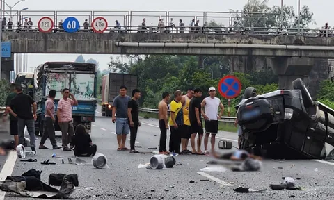 Ô tô 7 chỗ lật ngửa biến dạng, nhiều nạn nhân văng ra ngoài nằm giữa cao tốc sau cú tông kinh hoàng