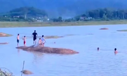 Ba nam sinh rơi vào vùng nước sâu, chỉ cứu được 1, hiện trường thật xót xa
