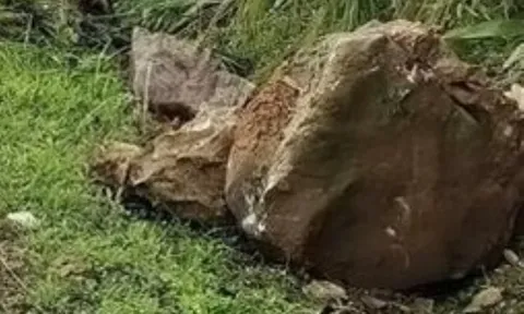 Thương tâm: Đang ngồi chơi dưới đồi, bé gái 2 tuổi bị đá rơi xuống đè tử vong