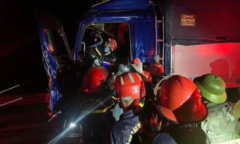 Nghẹt thở giải cứu tài xế mắc kẹt trong cabin sau tai nạn trên cao tốc qua Thanh Hóa