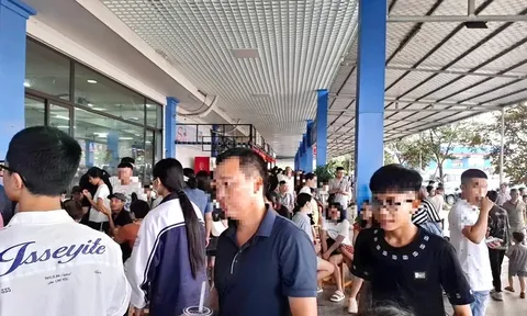 Xếp hàng chờ đi vệ sinh ở Trạm dừng nghỉ cao tốc tây Ninh Bình: Vì đâu nên nỗi?