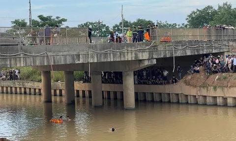 Vụ ô tô rơi xuống sông sau khi tông xe máy: Hiện trường đau lòng nhìn từ chiếc lan can cầu